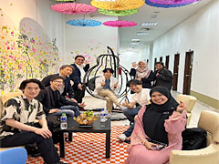 イスラム科学大学の学生との写真撮影